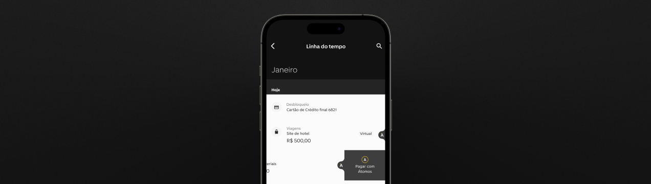 Celular com tela aberta no app C6 Bank na linha de tempo do cartão de crédito, onde há a opção de pagar com pontos átomos