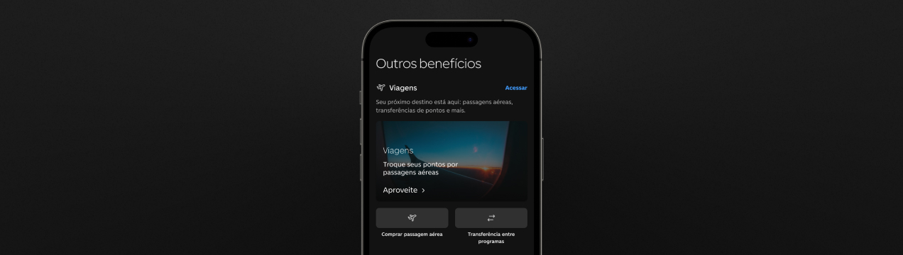 Celular com app do C6 Bank aberto na tela de Outros Benefícios dos Pontos Átomos para compra de passagens aéreas