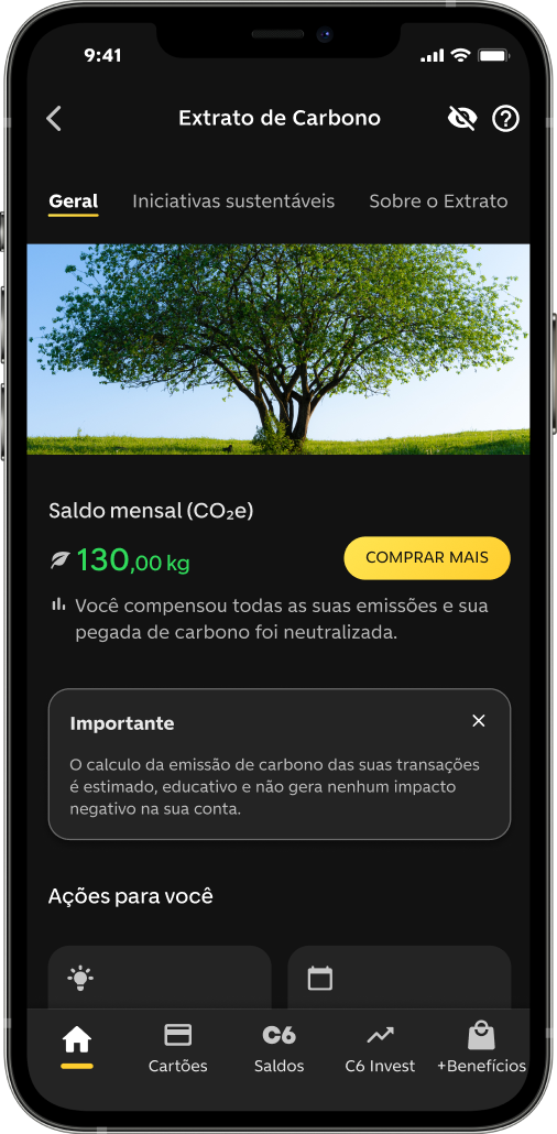 Celular com app C6 Bank aberto na tela de Pegada de Carbono