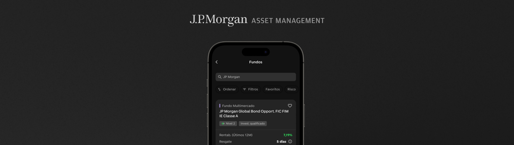 Celular aberto no app C6 Bank na tela de fundos do JP Morgan