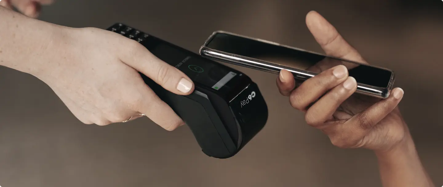 Foto de pagamento com celular por aproximação Foto de pagamento com celular por aproximação em uma maquininha de cartão C6 Pay