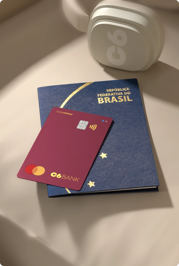 Cartão C6 Conta Global sobre passaporte brasileiro ao lado de fones com a marca C6.