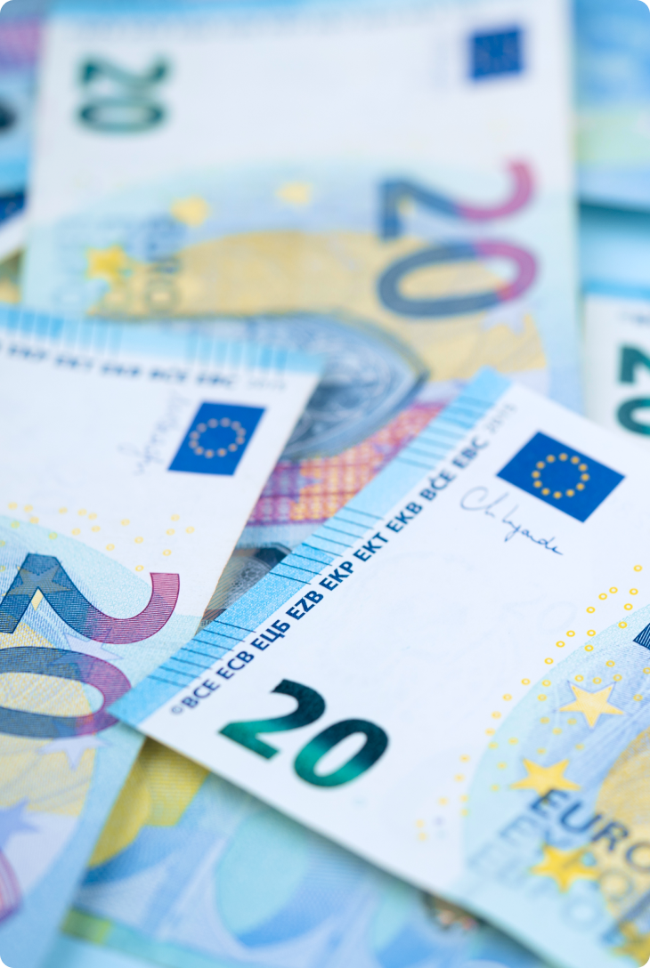 Notas de euro em destaque, com foco em cédulas de 20 euros.