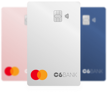 Três cartões de débito C6 Bank, nas cores rosa, prata e azul respectivamente